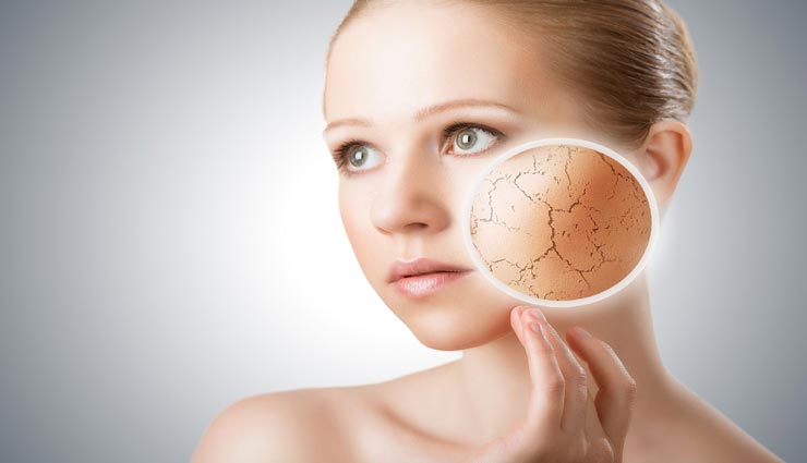 कहीं आप भी तो नहीं कर रहे सर्दियों में ड्राई स्किन पर इन चीजों को लगाने की गलती