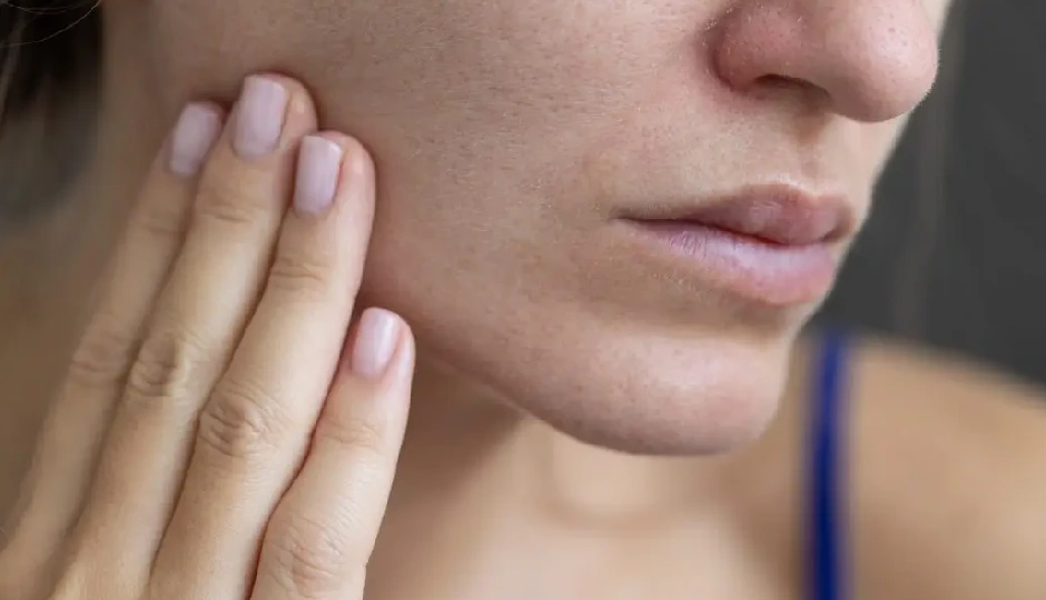 सर्दियों में बार-बार रूखी हो रही त्वचा? ये घरेलू नुस्खे देंगे राहत