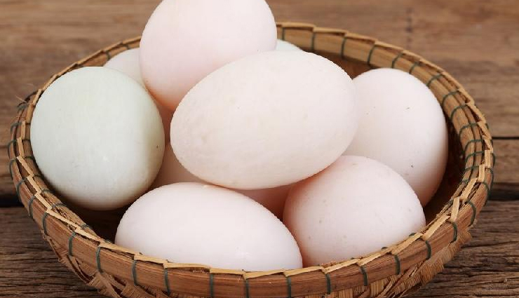 duck vs chicken eggs,health benefits of duck eggs,health benefits of chicken eggs,duck egg nutrition,chicken egg nutrition,duck eggs vs chicken eggs nutrition,side effects of duck eggs,side effects of chicken eggs,comparison of duck and chicken eggs,choosing between duck and chicken eggs