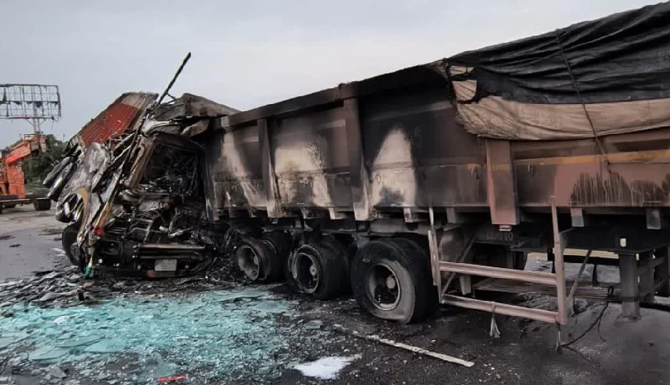 जयपुर में भीषण सड़क हादसा, दूदू हाईवे पर ट्रक-ट्रेलर में भिड़ंत, 2 लोग जिंदा जले 