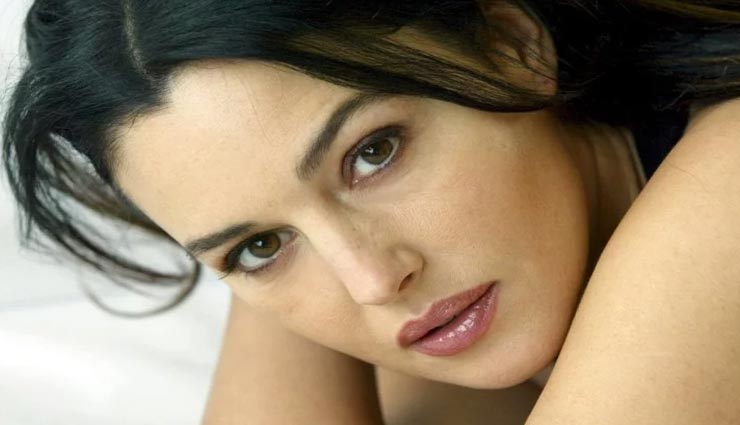 आंखों के आसपास की त्वचा में ढीलापन ला रही ये गलतियां, नजरअंदाज करना पड़ेगा भारी