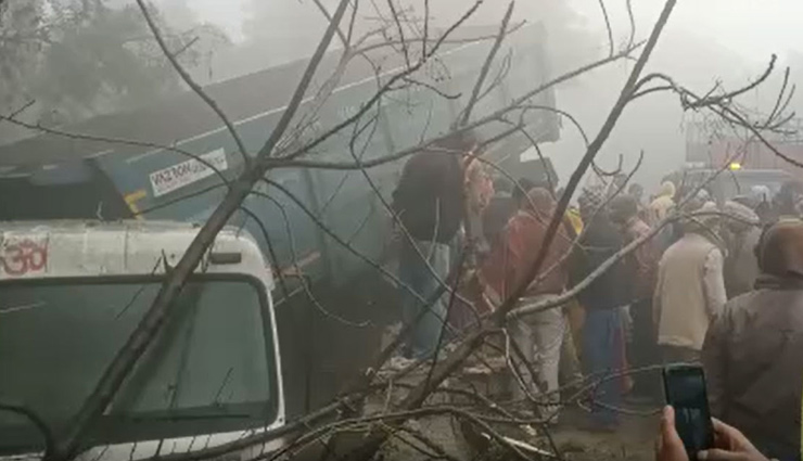 UP: रायबरेली में कोहरे की वजह से भीषण सड़क हादसा, ढाबे पर चाय पी रहे लोगों को रौंदते हुए पलटा डंपर,  3 की मौत
