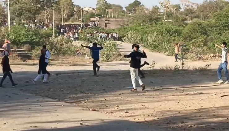 डूंगरपुर में अनोखी होली की परंपरा, लोगों ने एक-दूसरे पर बरसाए पत्थर, 42 घायल