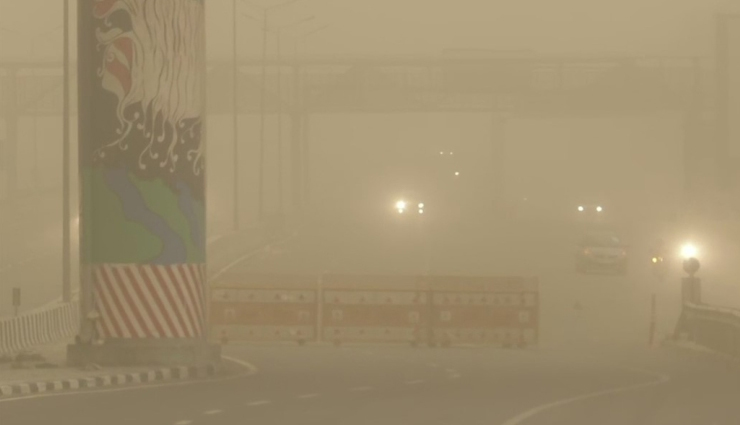 VIDEO- Dust storm, heavy rains hit Delhi-NCR, gives slight relief from scorching weather