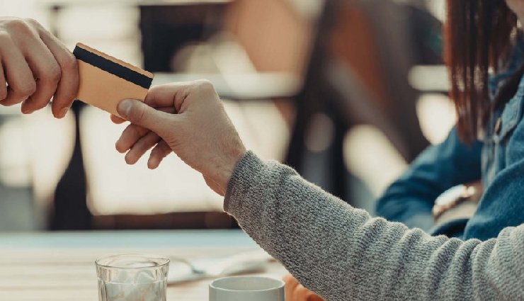 going dutch on a date etiquette,tips for splitting the bill on a date,how to suggest going dutch,going dutch meaning in dating,fair ways to share expenses on a date,equality in dating expenses,splitting the cost on a date,going dutch pros and cons,communicating about splitting the bill,modern dating financial etiquette