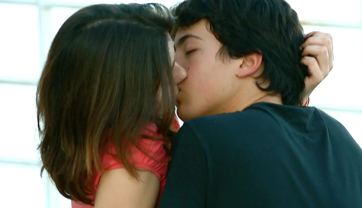 bad first kiss signs,signs of a bad first kiss,first kiss warning signs,red flags in a first kiss,signs of a disappointing first kiss,identifying a bad first kiss,first kiss mistakes to avoid,how to tell if a first kiss is bad