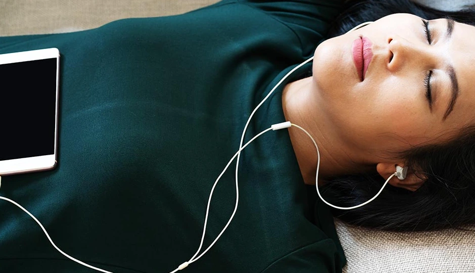 क्या आप दिनभर ईयरफोन लगाते हैं? जानें कैसे धीरे-धीरे घट रही है आपकी सुनने की क्षमता