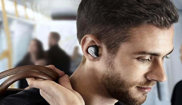 कहीं आप भी तो हमेशा नहीं लगाए रखते कानों में ईयरफोन, नुकसान जानकर रह जाएंगे दंग