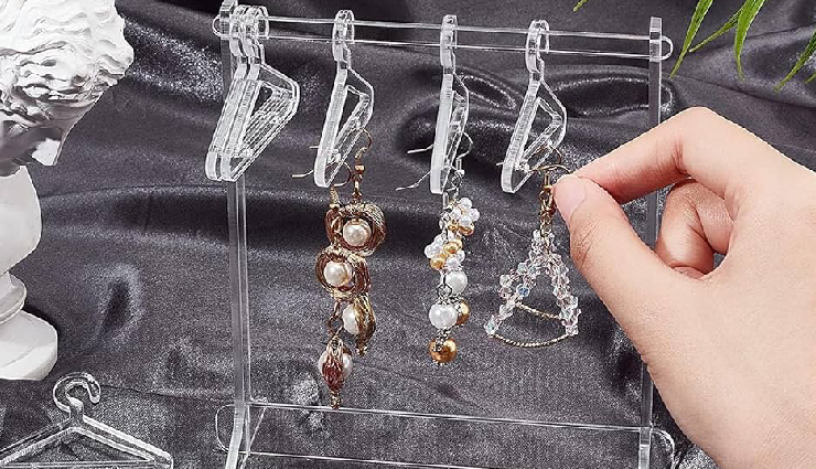 earring stand displays,chic jewellery organisation,interior decor accents,effortless organisation,space-saving solutions,versatile display options,personal style showcase,practical decor solutions,stylish jewellery storage,room decor enhancement