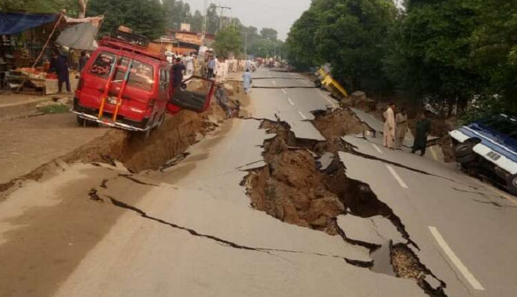 भूकंप से पाकिस्तान और PoK में भारी तबाही, सड़कें धंसी, 19 लोगों की मौत, 300 से ज्यादा घायल pakistan,pok,delhi,earthquake,tremors felt in delhi,ncr,north india,updates,earthquake,earthquake in delhi,delhi earthquake,earthquake today,news,news in hindi