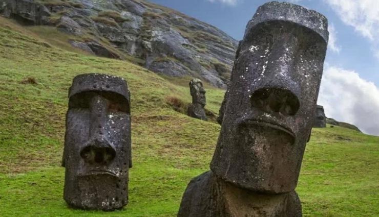 आखिर कहाँ से आई इस वीरान आइलैंड पर 900 रहस्यमय मूर्तियां?