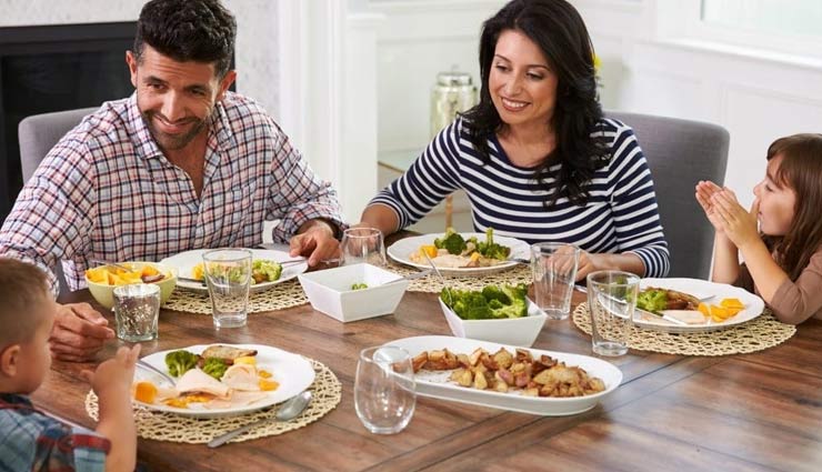 भोजन के बाद कभी ना करें ये 4 काम, स्वास्थ्य के लिए पड़ेगा महंगा