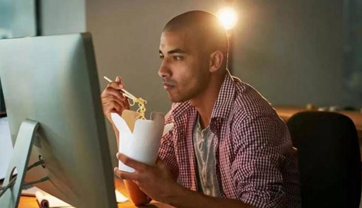 घंटों बैठे रहने से भी ज्यादा खतरनाक है यह आदत, कर रही आपको बीमार 