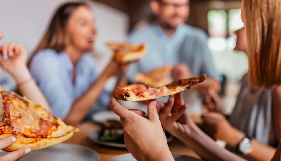 अंग्रेज़ रोज़ाना पिज़्ज़ा-बर्गर खाकर भी क्यों रहते हैं फिट? एक्सपर्ट से जानिए असली वजह