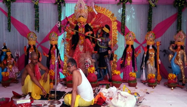 Navratri 2019 : 20 दिन में 2 कारगीरों ने पुआल और मिट्टी से बनाई 9 इको फ्रेंडली मूर्तियां, विजयादशमी को करेंगे विसर्जित 
