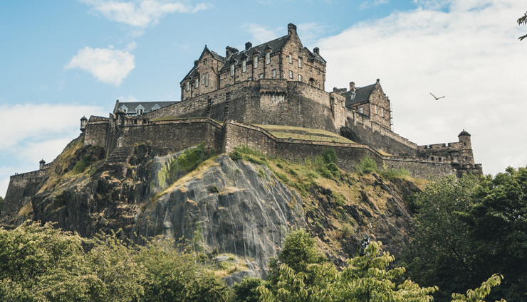 edinburgh,must visit places in edinburgh,edinburgh tourist places,visit edinburgh castle,enter the world of illusions,drink scottish whisky,relax at the princes street gardens,travel,holidays,travel guide