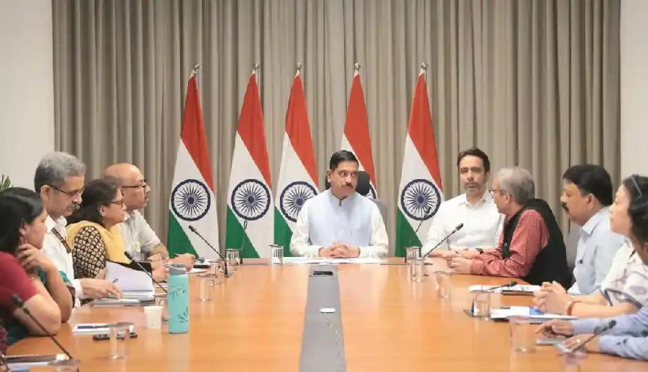 शिक्षा मंत्रालय की कमान संभालते ही एक्शन में आए प्रह्लाद जोशी, पहले ही दिन अधिकारियों संग की अहम बैठक
