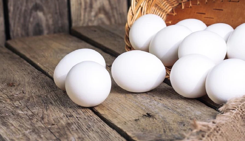 सावन में अंडा खाना सही या गलत? जानिए बाजार में मिलने वाले सफेद अंडे को वेज मानें या नॉनवेज