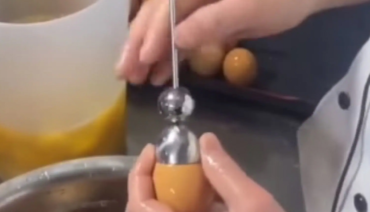 VIDEO : अंडा फोड़ने की इस तकनीक को देख हर कोई रह गया हैरान!