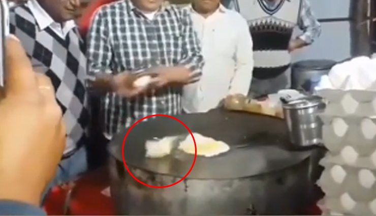 आमलेट बना रहा था दुकानदार, तभी अंडे से निकलकर चूजा तवे पर लगा कूदने, देखें ये हैरान करने वाला वीडियो