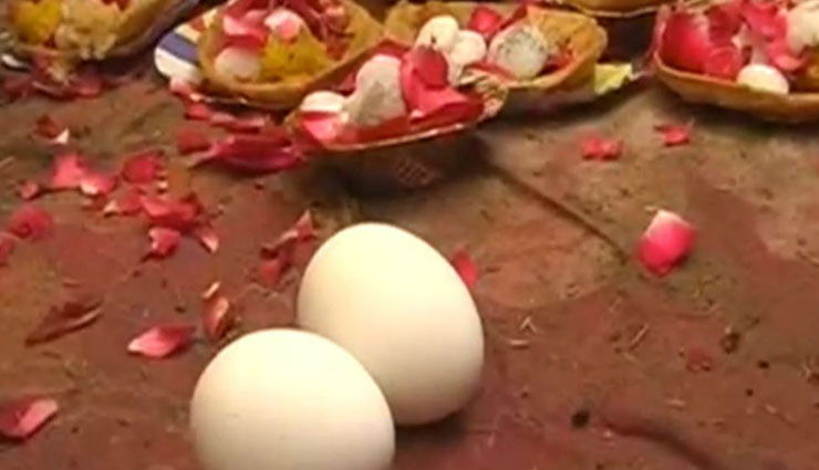 यहां मनोकामनाओं की पूर्ती के लिए मंदिर में फेंके जाते हैं अंडे