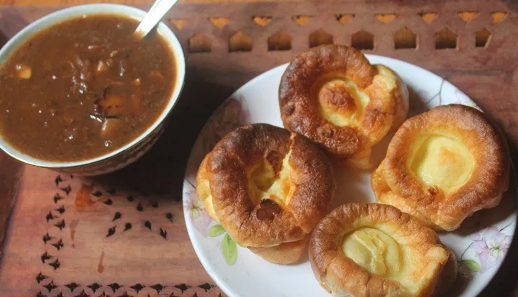 eggless yorkshire pudding,eggless yorkshire pudding with onion gravy,eggless yorkshire pudding with minty leaves,Eggless Recipe,pudding recipe,recipe
