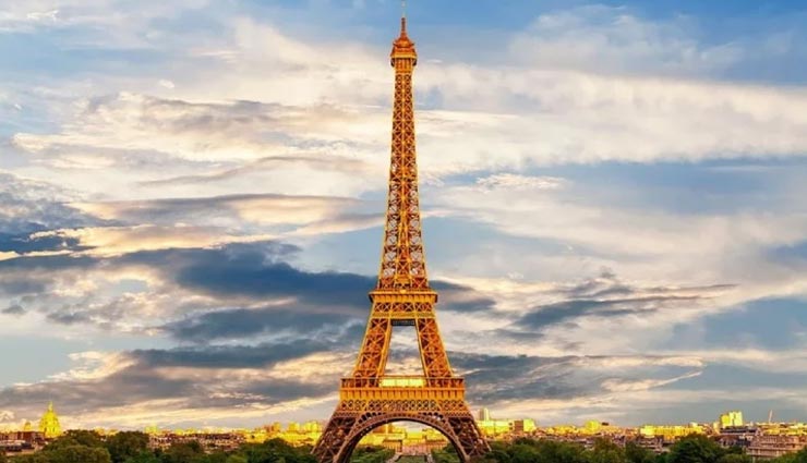 शख्स ने वाई-फाई सिग्नल के लिए छत पर ही बना डाला एफिल टॉवर
