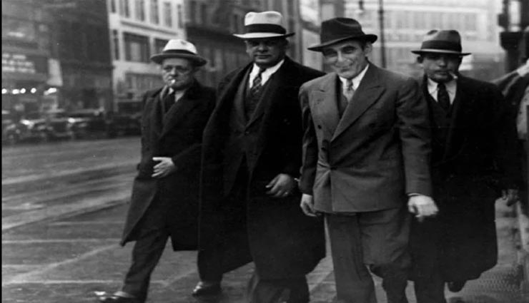 अब तक दो बार एफिल टावर को बेच चुका है यह ठग, FBI के लिए बना रहा सिरदर्द weird news,weird incident,weird skilled con artist,victor lustig,sold the eiffel tower twice