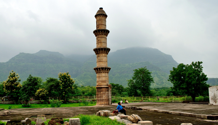 qutub minar,travel qutub minar,famous tall tower,delhi,holidays,travel guide,travel tips