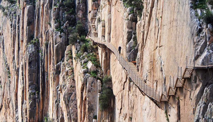 dangerous hikes in the world,most dangerous hikes in the world,the maze,utah,drakensberg traverse,south africa,angels landing,el caminito del ray,spain,mount huashan,china,travel,holidays,travel guide