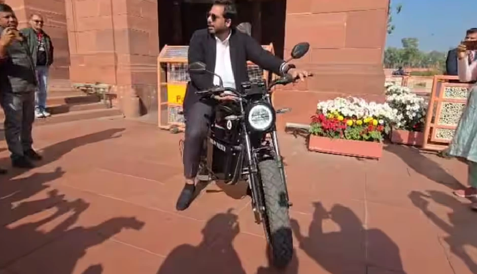 कांग्रेस सांसद अपनी बनाई इलेक्ट्रिक बाइक से पहुंचे संसद, बाइक पर लिखा था ‘RG’