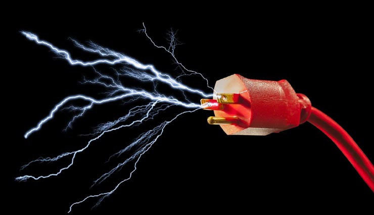 उदयपुर : लापरवाही ने ली जान, 11 केवी विद्युत लाइन पर प्लास्टिक पाइप चढ़ाते समय लगा करंट, हुई मौत