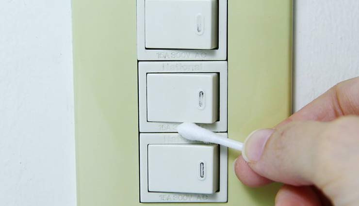 घर में लगे बिजली के स्विच भी चाहते है कोई रखे इनका ख्याल, इनकी साफ-सफाई का  यूं रखें ध्यान