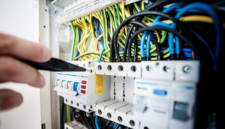 rainy season,safety measures during rainy season,healthy diet,avoid street foods,keep mosquitoes out,cleanliness in rainy season,electrical safety during rainy season,driving in heavy rains precautions,Health tips