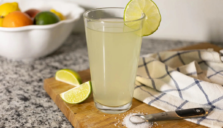 foods to reduce travel nausea,best foods for motion sickness,prevent nausea while traveling,what to eat to avoid vomiting on trips,natural remedies for travel sickness,snacks for motion sickness,ginger for travel nausea,foods to calm upset stomach while traveling,peppermint tea for nausea relief,travel-friendly anti-nausea foods