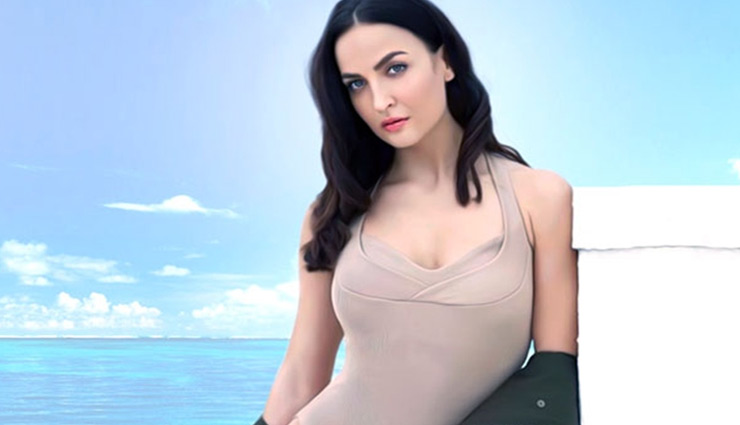 Elli AvrRam to recreate ‘Chamma Chamma’ for this Arshad Warsi’s ‘Fraud Saiyyan’
