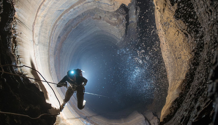 mysterious and adventurous caves,caves,waitomo glowworm caves,barton creek cave,harrisonís cave,phong nha cave,mammoth cave,caves of swallows,fingalís cave,lascaux cave,ellisonís cave,onondaga cave,travel,holidays,travel guide