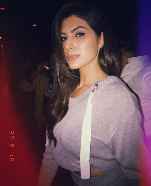 #MeToo : डायरेक्टर विपुल शाह पर लगा यौन उत्पीडन का आरोप, एक्ट्रेस ने कहा - मुझे बार-बार किस करने और छूने की कोशिश करते थे bollywood,metoo,elnaaz norouzi,namaste england,vipul shah,sexual harassment