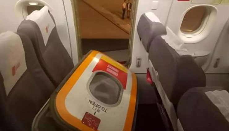 यात्री को लगी गर्मी तो ताजी हवा खाने के लिए खोल दिया विमान का इमरजेंसी गेट