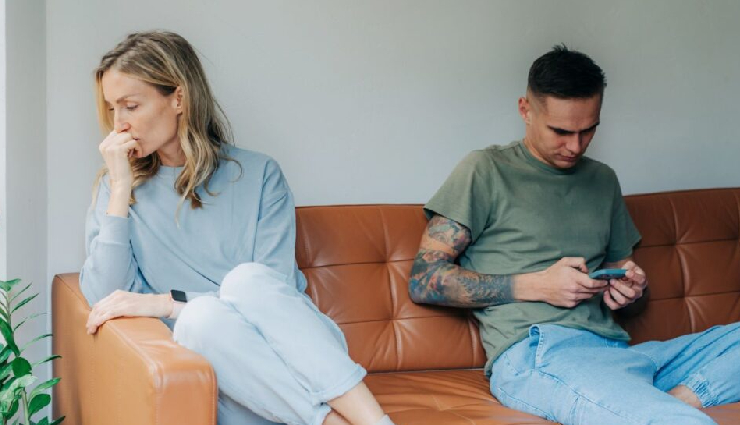 relationship disconnection signs,emotional distance in partnerships,indications of relationship detachment,recognizing a disconnected relationship,communication breakdown in love,red flags of emotional disconnection,overcoming relationship distance,rebuilding connection in partnerships,signs of fading intimacy in relationships,navigating relationship challenges