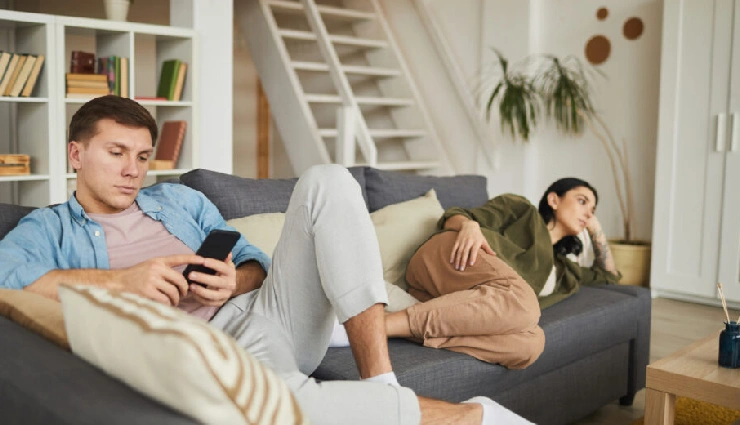 relationship red flags,signs of unhealthy relationship,emotional distance,toxic relationship signs,warning signs in love,relationship problems,unhappy relationship clues,hidden relationship issues,spotting toxic patterns,emotional awareness in relationships