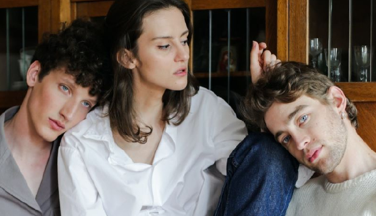 unicorn relationship pros and cons,advantages of a unicorn relationship,disadvantages of a unicorn relationship,polyamorous relationships,triad relationship dynamics,ethical non-monogamy,polyamory relationship challenges,relationship communication,open relationship tips,emotional support in polyamory