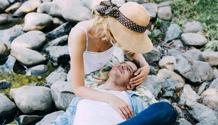 emotionally unavailable,women emotionally unavailable,signs women emotionally unavailable