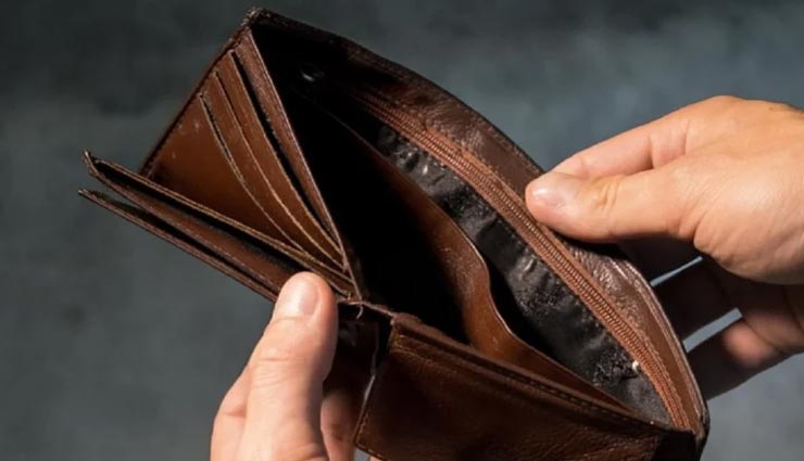 धन का नुकसान लाती हैं आपके पास रखी ये 5 चीजें, जानें और बचें