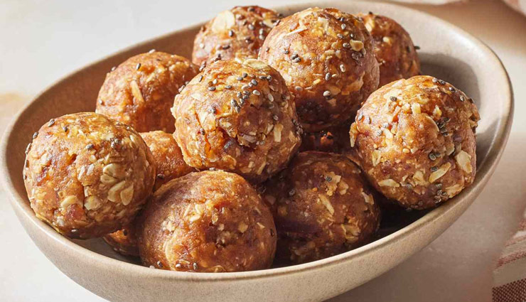 healthy road trip snacks,best snacks for road trips,nutritious snacks for traveling,cheese and apple slices,roasted chickpeas,shelled pistachios,granola bars,makhana snacks,homemade trail mix,sprout salad,energy balls,pumpkin seeds,hard-boiled eggs