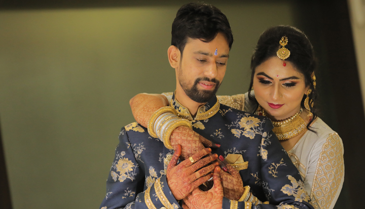 engagement photos for couples,trending poses for couples,couple pics tips,fashion tips for couples