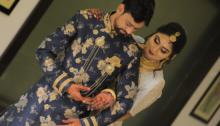 engagement photos for couples,trending poses for couples,couple pics tips,fashion tips for couples