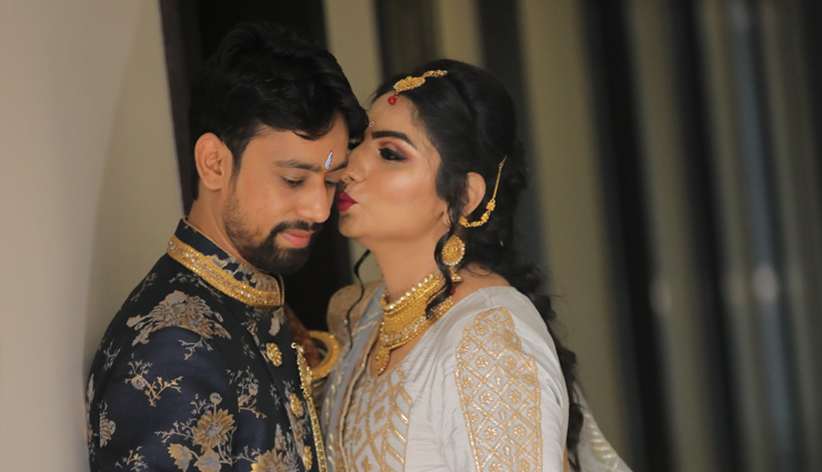 engagement photos for couples,trending poses for couples,couple pics tips,fashion tips for couples