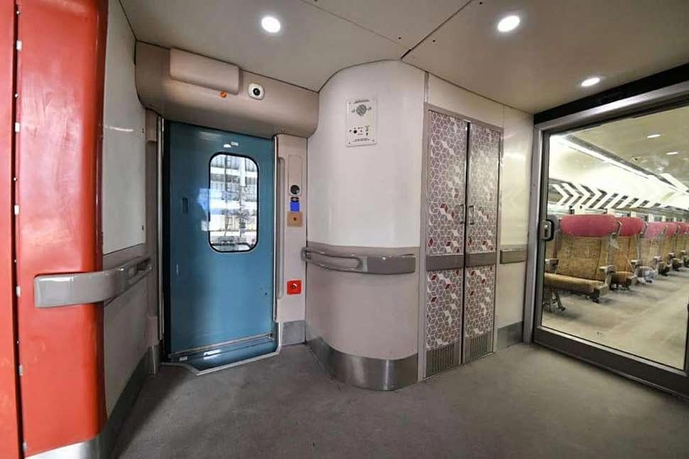 आज से ट्रायल के लिए पटरियों पर दौड़ेगी बिना इंजन वाली नेक्सट जेनरेशन ट्रेन-18, तस्वीरे train 18,train 18 features,train 18 inside pics,train 18 trial date,train 18 trial route,indian railway,railway