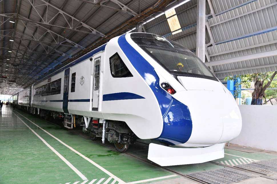 train 18,train 18 features,train 18 inside pics,train 18 trial date,train 18 trial route,indian railway,railway ,बिना इंजन के दौड़ने वाली भारतीय रेलवे की नेक्सट जेनरेशन ट्रेन-18